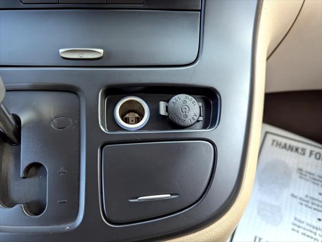 Photo of 2011 Gold Kia Sedona