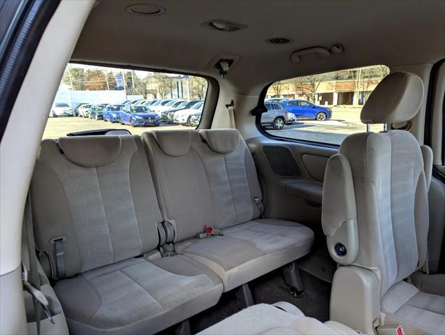 Photo of 2011 Gold Kia Sedona