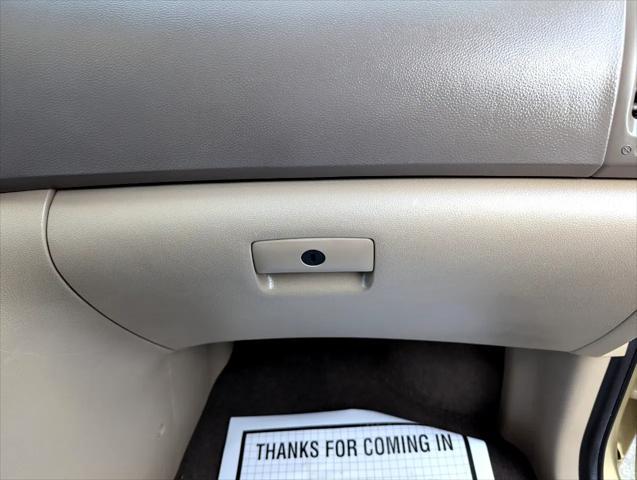 Photo of 2011 Gold Kia Sedona