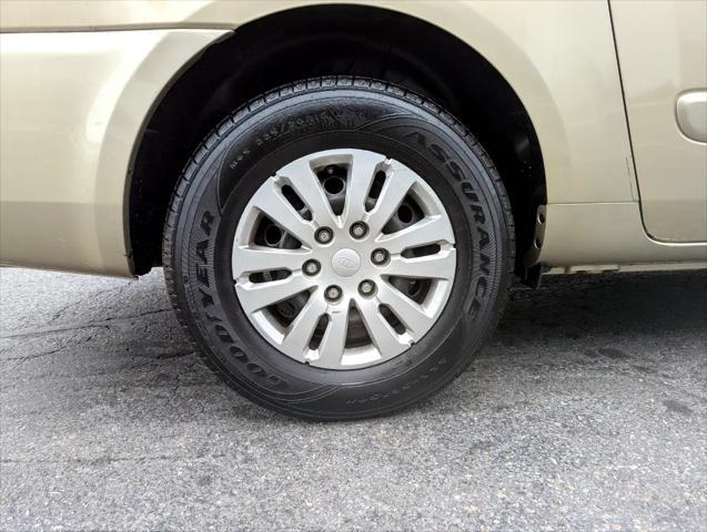 Photo of 2011 Gold Kia Sedona