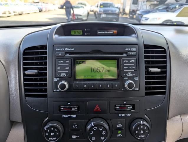 Photo of 2011 Gold Kia Sedona