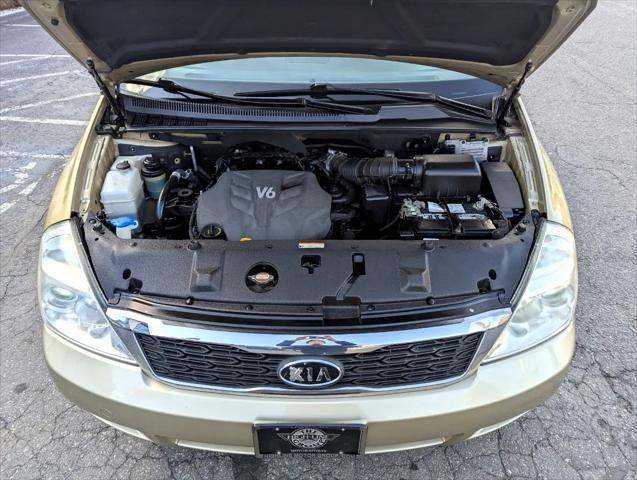 Photo of 2011 Gold Kia Sedona