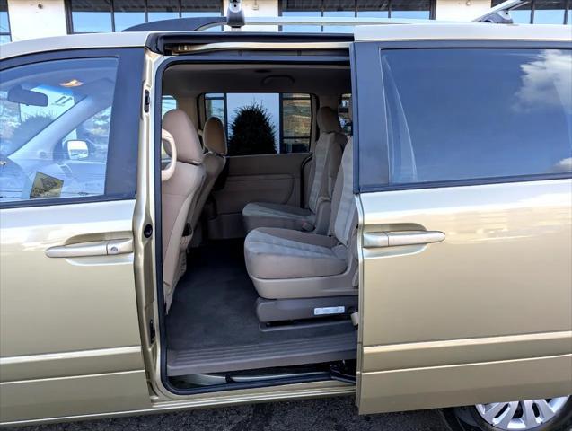 Photo of 2011 Gold Kia Sedona