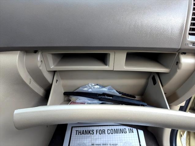 Photo of 2011 Gold Kia Sedona