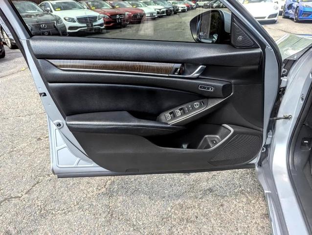 Photo of 2018 Lunar Silver Metallic Honda Accord