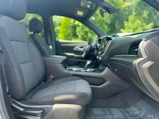 Photo of 2022 Silver Sage Metallic Chevrolet Traverse