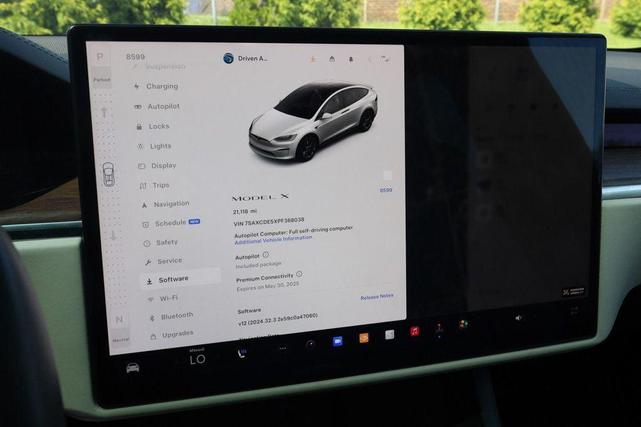 Photo of 2023 Pearl White Multi-Coat Tesla Model X