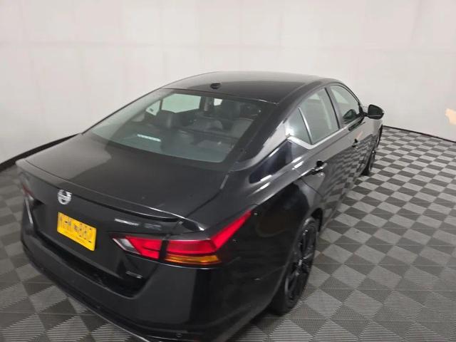 Photo of 2022 Super Black Nissan Altima