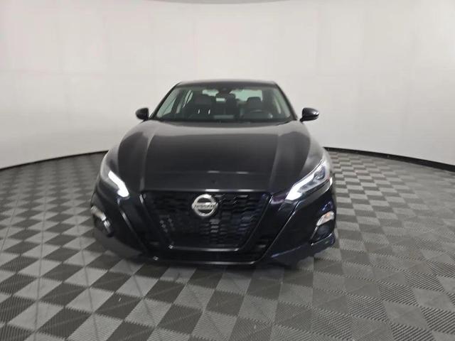 Photo of 2022 Super Black Nissan Altima