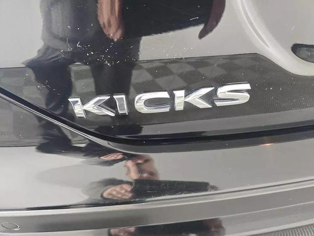 Photo of 2022 Super Black Nissan Kicks