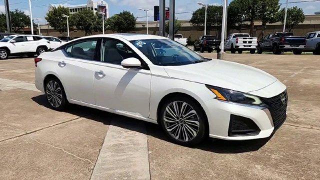 Photo of 2023 White Nissan Altima