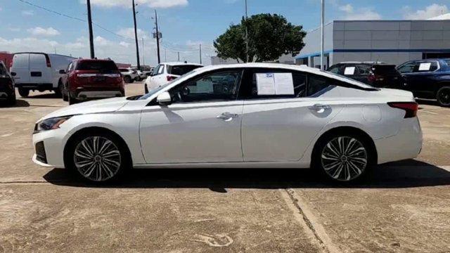 Photo of 2023 White Nissan Altima