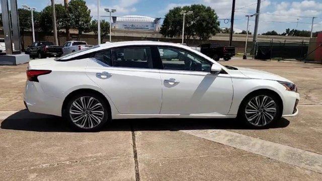Photo of 2023 White Nissan Altima