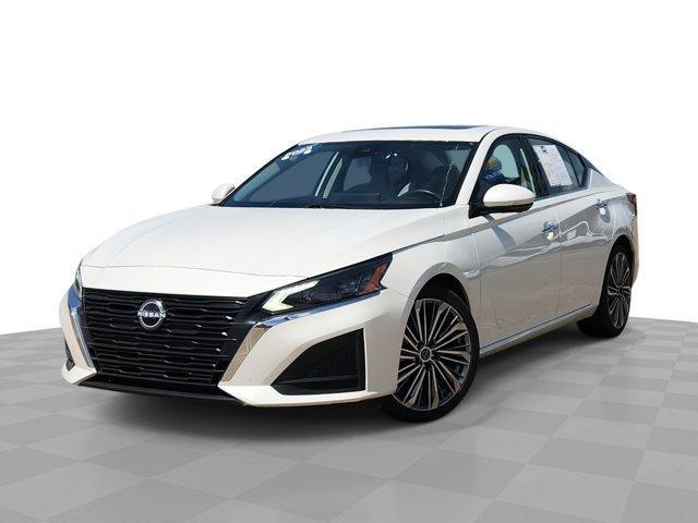 Photo of 2023 White Nissan Altima