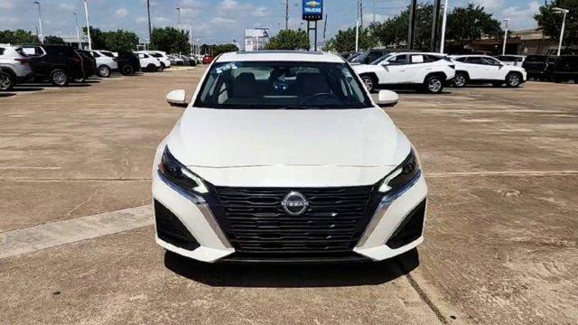 Photo of 2023 White Nissan Altima