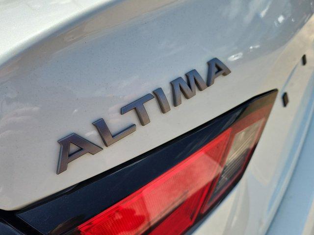Photo of 2023 White Nissan Altima