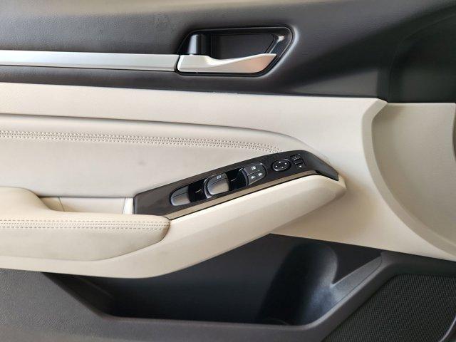 Photo of 2023 White Nissan Altima