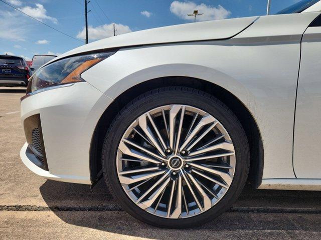 Photo of 2023 White Nissan Altima