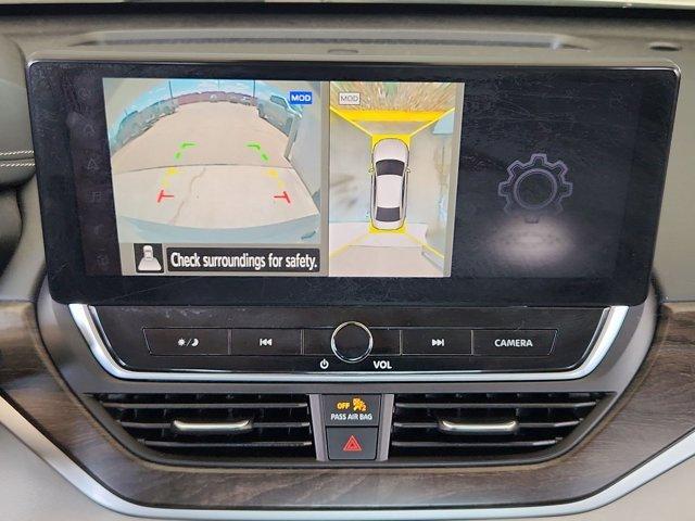 Photo of 2023 White Nissan Altima