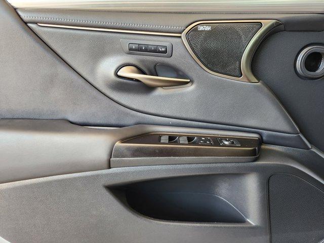 Photo of 2019 Silver Lining Metallic Lexus ES 350