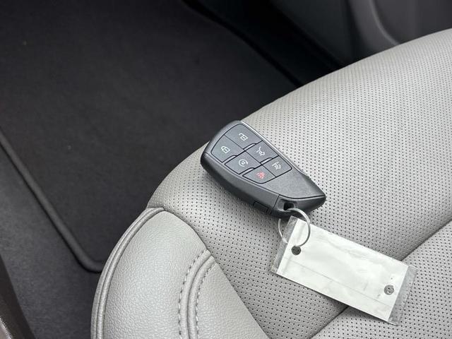 Photo of 2022 White Frost Tri-Coat GMC Yukon XL