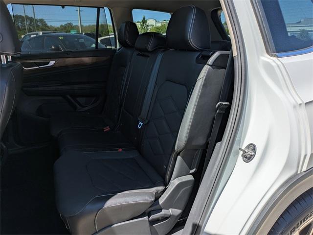 Photo of 2024 Pure White Volkswagen Atlas