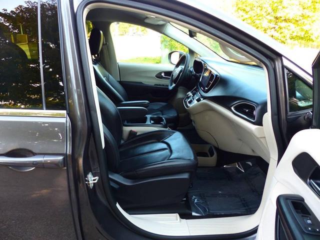 Photo of 2023 Gray Chrysler Pacifica