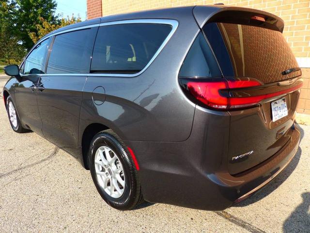Photo of 2023 Gray Chrysler Pacifica