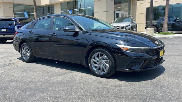 2025 Hyundai Elantra Hev