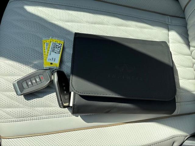 Photo of 2026 two tone radiant white INFINITI QX60