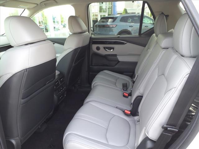 Photo of 2025 Lunar Silver Metallic Honda Pilot