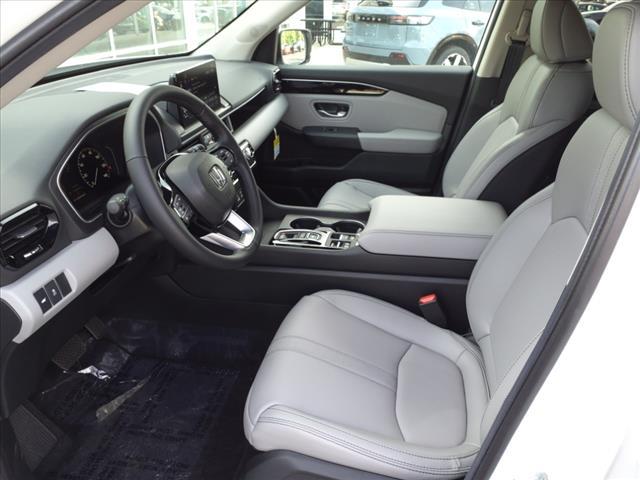 Photo of 2025 Lunar Silver Metallic Honda Pilot