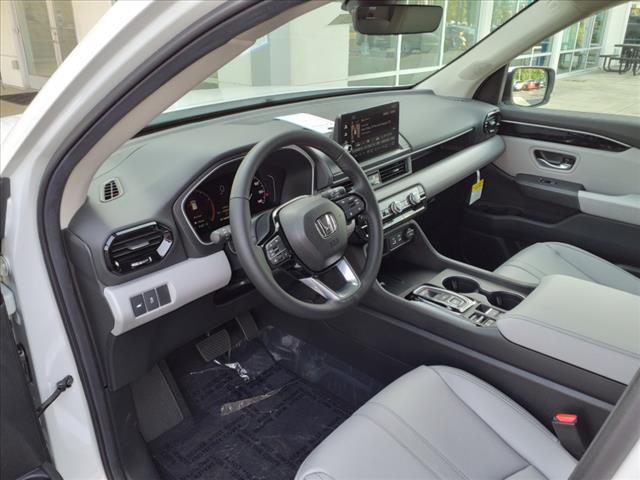 Photo of 2025 Lunar Silver Metallic Honda Pilot