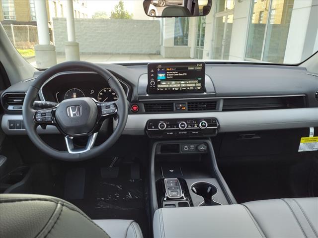 Photo of 2025 Lunar Silver Metallic Honda Pilot