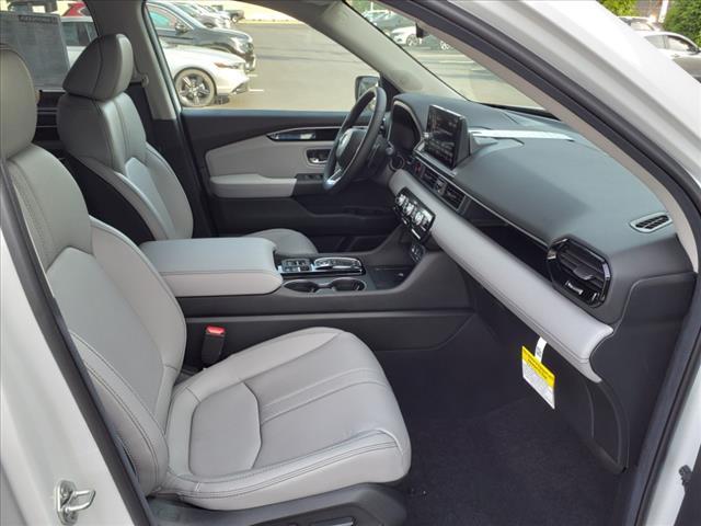 Photo of 2025 Lunar Silver Metallic Honda Pilot