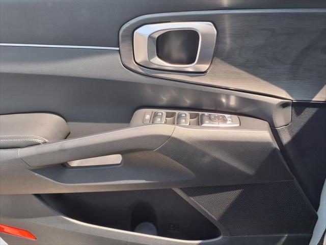 Photo of 2024 Glacial White Pearl Kia Sorento