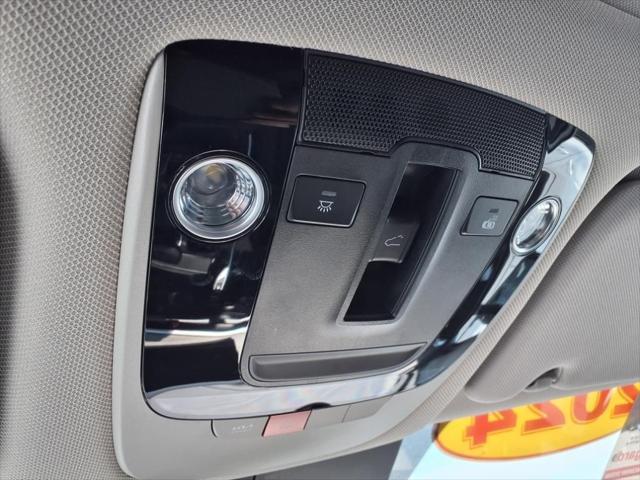 Photo of 2024 Glacial White Pearl Kia Sorento