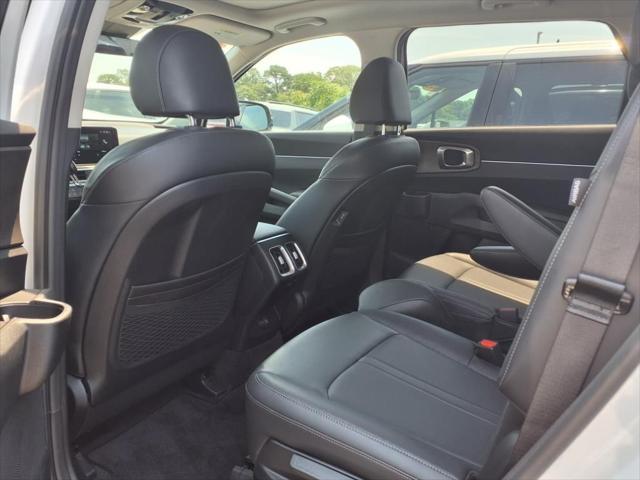 Photo of 2024 Glacial White Pearl Kia Sorento