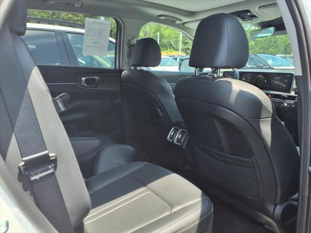 Photo of 2024 Glacial White Pearl Kia Sorento