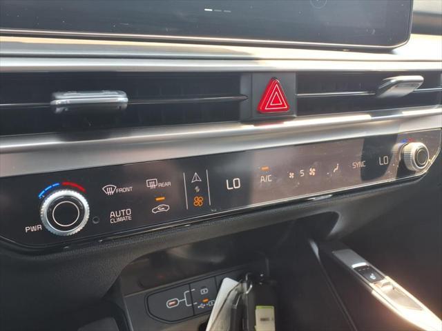 Photo of 2024 Glacial White Pearl Kia Sorento