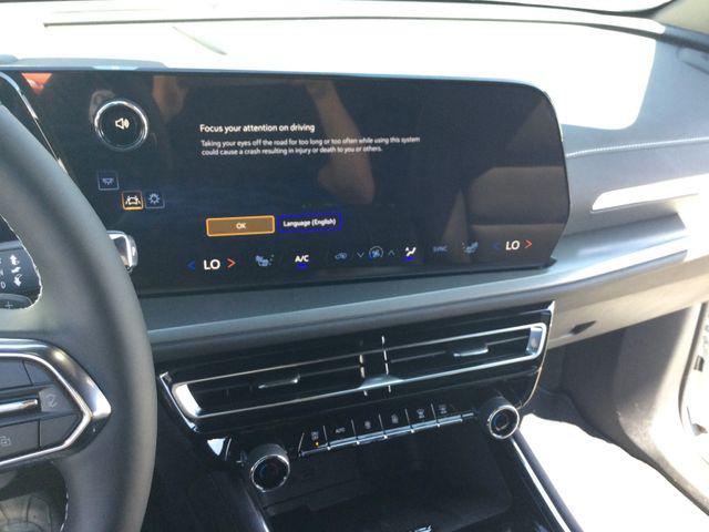 Photo of 2025 Summit White Chevrolet Traverse