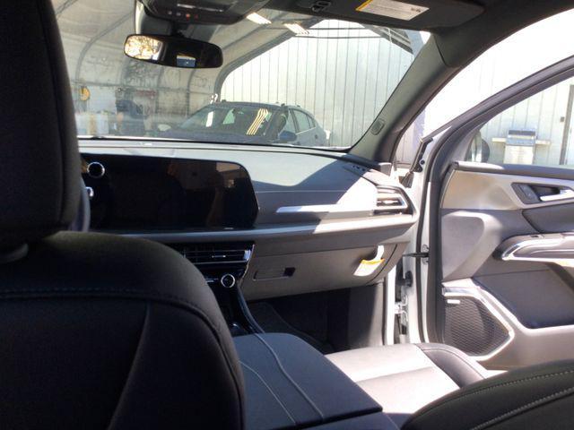 Photo of 2025 Summit White Chevrolet Traverse