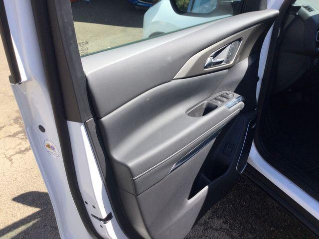 Photo of 2025 Summit White Chevrolet Traverse