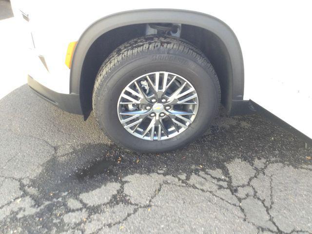 Photo of 2025 Summit White Chevrolet Traverse