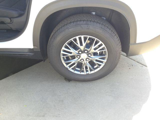 Photo of 2025 Summit White Chevrolet Traverse