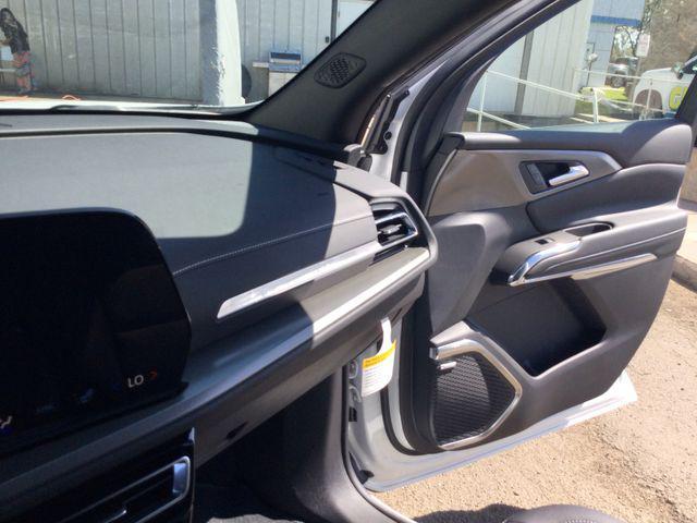 Photo of 2025 Summit White Chevrolet Traverse