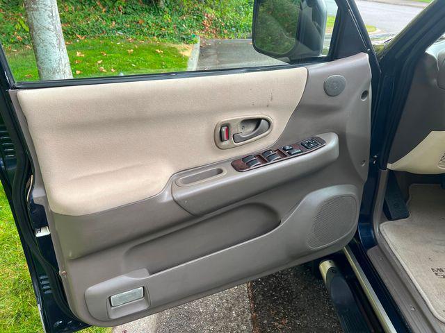 Photo of 2004 Blue Mitsubishi Montero Sport