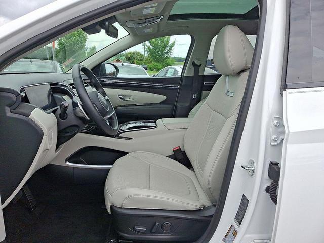 Photo of 2024 White Pearl Hyundai TUCSON