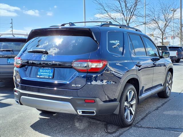 Photo of 2025 Obsidian Blue Pearl Honda Pilot