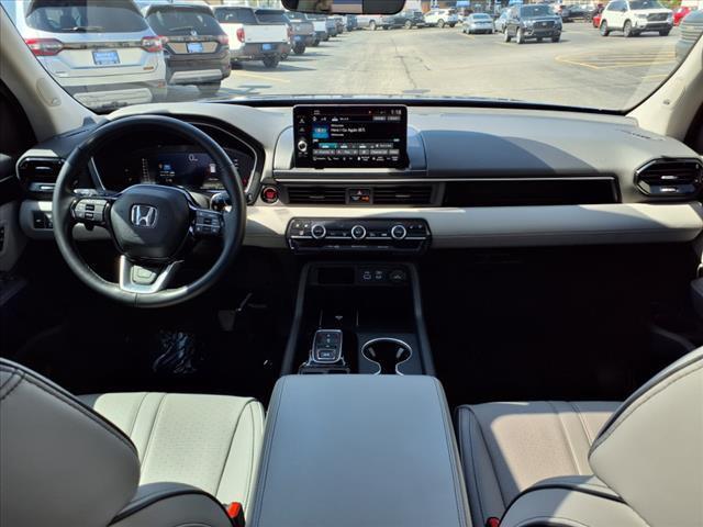 Photo of 2025 Obsidian Blue Pearl Honda Pilot